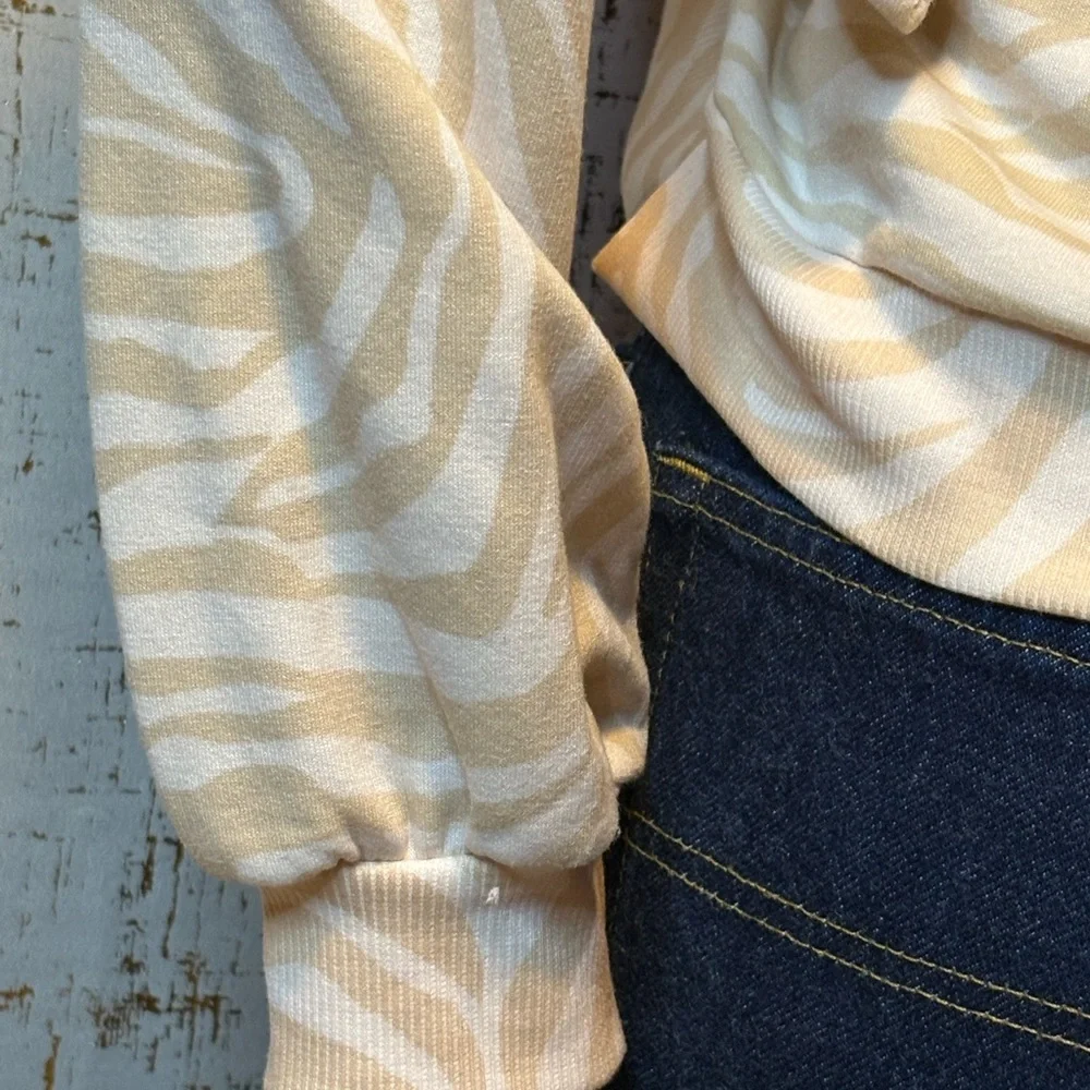 Jessica Simpson Gold and Cream Top - Picture 4 of 7